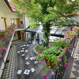 **** Hotel At The White Lily Tjekkiet
